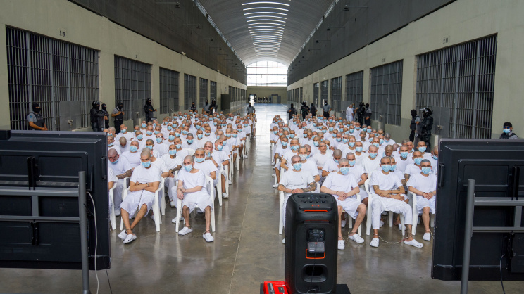 ভিডিও লিংক ব্যবহার করে শুনানিতে যোগ দেন কয়েদীরা। ছবি: রয়টার্স