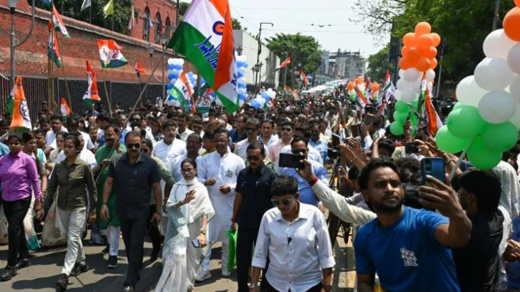 কলকাতায় মমতা বন্দ্যোপাধ্যায়ের নির্বাচনী মিছিল। ছবি: এএফপি