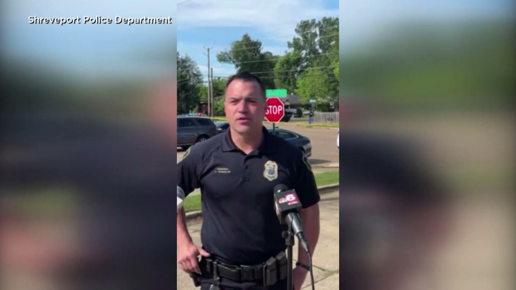 শ্রিভপোর্ট পুলিশের কর্মকর্তা (করপোরাল) ক্রিস বোর্ডেলন গণমাধ্যমকে ব্রিফিং দেন। ছবি: এএফপি