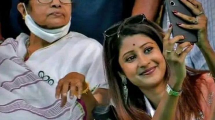 তৃণমূল নেত্রী মমতা বন্দ্যোপাধ্যায়ের সঙ্গে সেলফি তুলছেন লাভলি মৈত্র। ছবি: সংগৃহীত