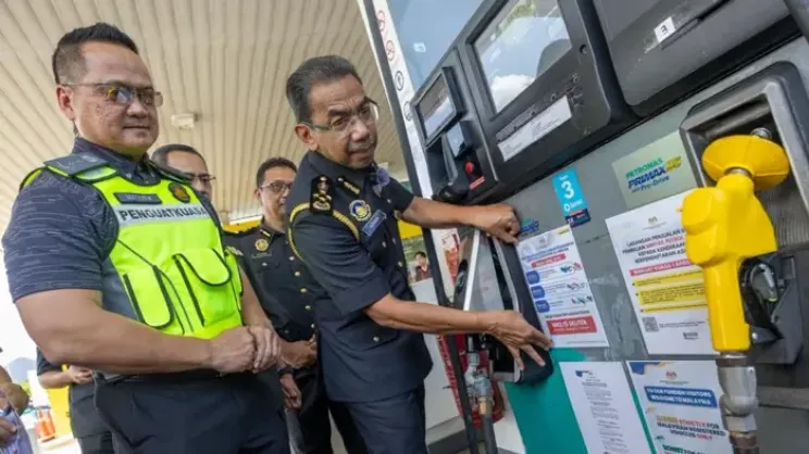 মালয়েশিয়ার একটি পেট্রোল পাম্পে ভর্তুকি তেল বিক্রির ওপর বিধিনিষেধ আরোপের নোটিশ টাঙানো হচ্ছে। ছবি: স্টার মালয়েশিয়া