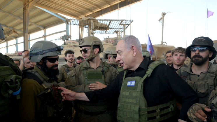 রাফায় সেনাদের সঙ্গে সময় কাটাচ্ছেন নেতানিয়াহু। ফাইল ছবি: রয়টার্স (২০২৪)