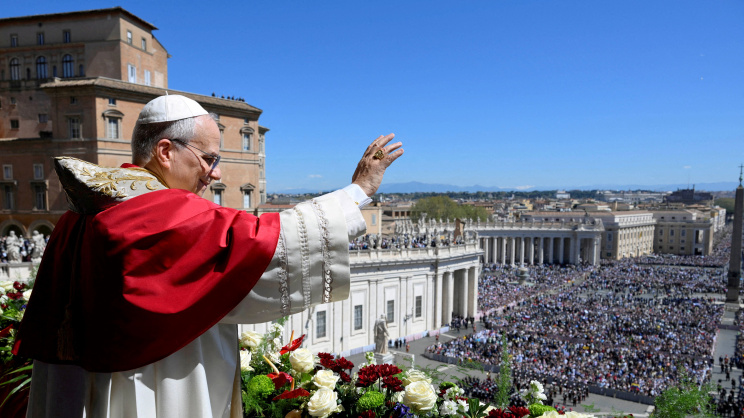 ভক্তদের উদ্দেশে হাত নাড়ছেন পোপ। ছবি: রয়টার্স