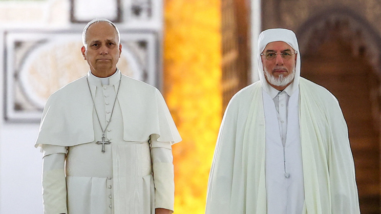পোপ লিও এবং আলজিয়ার্সের গ্রেট মসজিদের রেক্টর মোহাম্মদ আল-মামুন আল-কাসিমি আল-হাসানি। ছবি: রয়টার্স