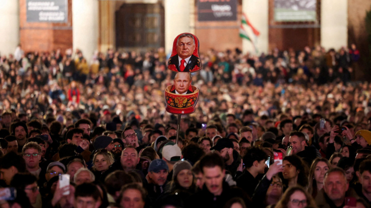 হাঙ্গেরির নির্বাচনকে সামনে রেখে পুতিন ও অরবানের বিরুদ্ধে বিক্ষোভ। ছবি: রয়টার্স