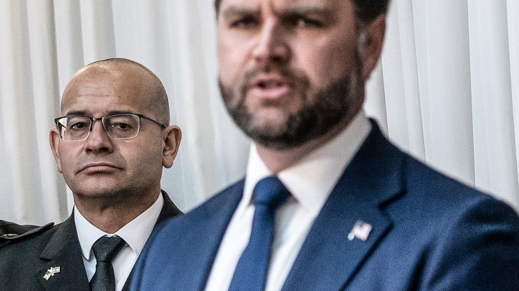 মার্কিন প্রেসিডেন্ট জেডি ভ্যান্সের সঙ্গে রোমান গফম্যান। ফাইল ছবি: রয়টার্স