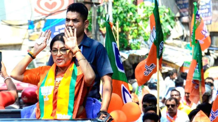 বৈশাখের গরমেও ছাদ খোলা গাড়িতে রূপা গঙ্গোপাধ্যায়ের নির্বাচনী প্রচারণা। ছবি: সংগৃহীত