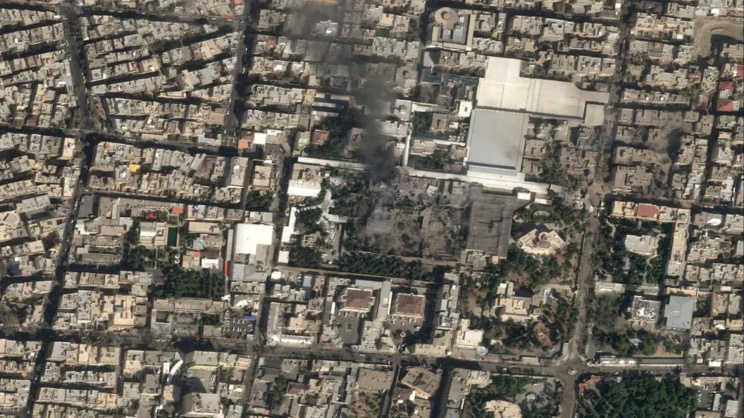 ২৮ ফেব্রুয়ারি যুক্তরাষ্ট্র ও ইসরায়েলের হামলায় বিধ্বস্ত তেহরানে আয়াতুল্লাহ আলি খামেনির কম্পাউন্ড। 