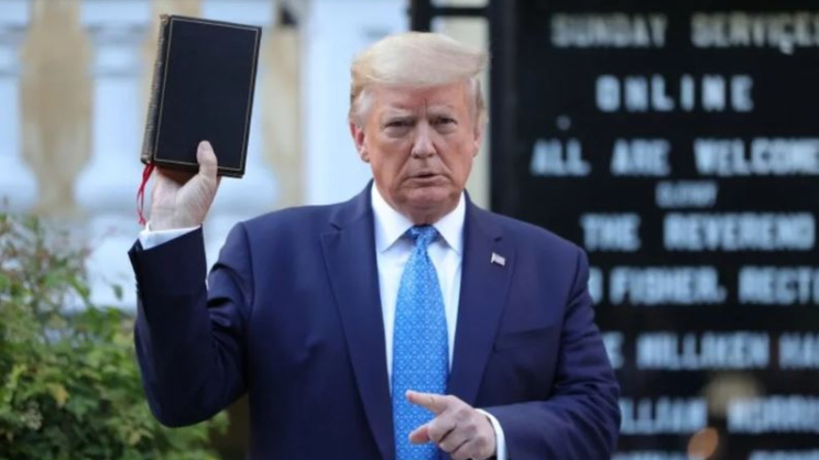 বাইবেল হাতে ট্রাম্প। ছবি: সংগৃহীত