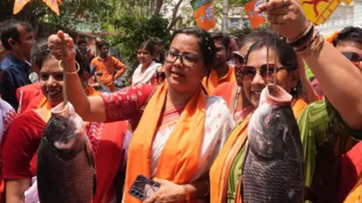 মাছ হাতে বিজেপির নির্বাচনী প্রচারণা। ছবি সৌজন্য: বিবিসি