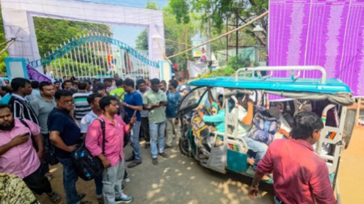 ভোটকেন্দ্রের সামনে ভীড়। ছবি: স্টেটসম্যান