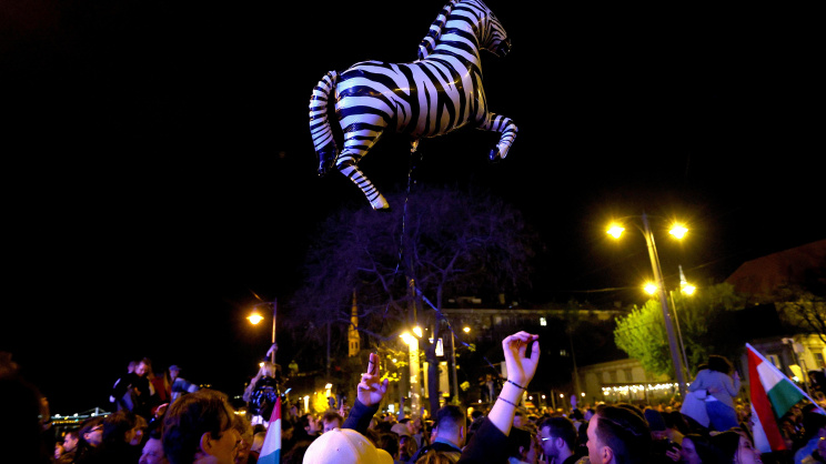 দুর্নীতির প্রতীক জেব্রাকে আকাশে উড়িয়ে হাঙ্গেরিবাসীর উৎসব। ছবি: রয়টার্স