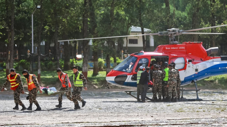 নেপালের নুয়াকোটের বাত্তার বাজার থেকে এক বাসিন্দাকে উদ্ধার করে হেলিকপ্টারে সেনা ক্যাম্পে নেওয়া হচ্ছে। ২৮ আগস্ট, ২০২৬। ছবি: এএফপি