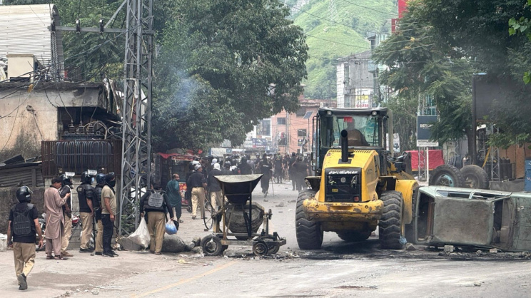 পাকিস্তান শাসিত কাশ্মীরে স্থানীয় আইনসভা নির্বাচনের সময় মুজাফফারাবাদে নিরাপত্তা কর্মীদের সঙ্গে সংঘর্ষ। ছবি: এএফপি