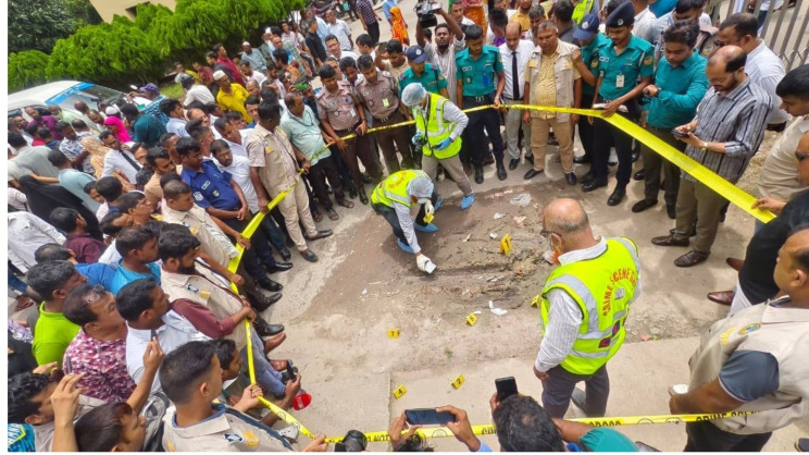 বরিশাল আদালত চত্বরে বিস্ফোরণের পর ঘটনাস্থল পরিদর্শনে আইনশৃঙ্খলাবাহিনীর সদস্যরা। ছবি: স্টার
