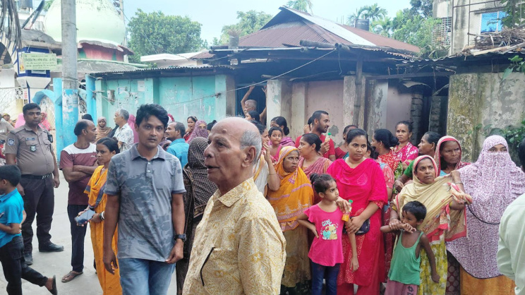 নিহতদের বাড়িতে স্থানীয়দের ভিড়। ছবি: স্টার