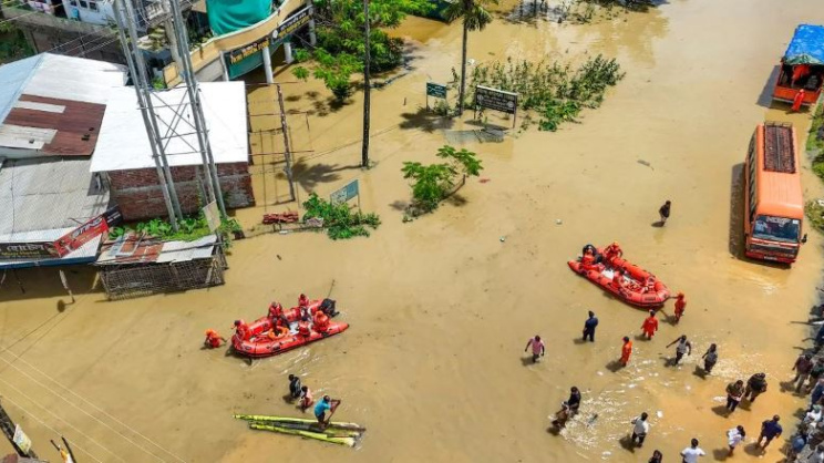 কেরালায় বৃষ্টিপাত-বন্যায় ১৫ জনের মৃত্যু হয়েছে। ছবি: স্টেটসম্যান