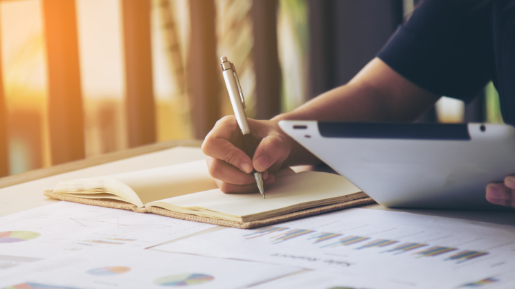 business-women-signature-documen