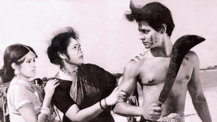 ‘লাঠিয়াল’ (১৯৭৫) সিনেমায় ববিতা, রোজি সামাদ ও ফারুক। সিনেমাটি প্রযোজনা ও পরিচালনা করেছেন নারায়ণ ঘোষ মিতা। ছবি: ফেসবুক থেকে সংগৃহীত