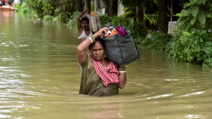 আসামের শিবসাগর জেলায় ভয়াবহ বন্যা দেখা দিয়েছে। ছবি: রয়টার্স