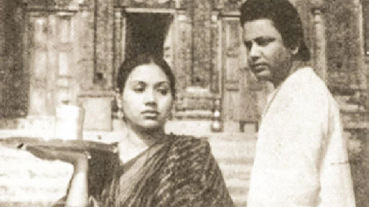 ‘দেবদাস’ সিনেমার একটি দৃশ্যে বুলবুল আহমেদ ও কবরী। ছবি: সংগৃহীত