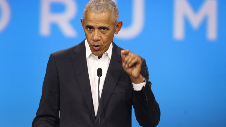 ৩ নভেম্বর ওবামা ফাউন্ডেশনে ডেমোক্রেসি ফোরামে বক্তব্য রাখছেন সাবেক মার্কিন প্রেসিডেন্ট বারাক ওবামা। ছবি: এএফপি