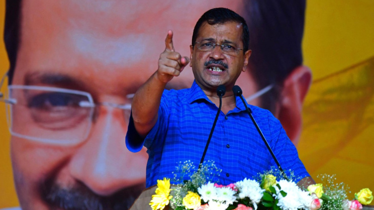 গুয়াহাটিতে এক সমাবেশে বক্তব্য রাখছেন অরবিন্দ কেজরিওয়াল। ফাইল ছবি: এএফপি