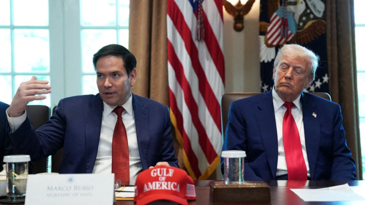 মন্ত্রিসভা বৈঠকে মার্কো রুবিওর কথা গভীর মনোযোগ দিয়ে শুনছেন ট্রাম্প। ছবি: এএফপি