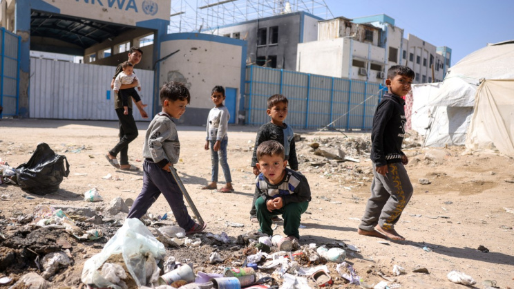 গাজা সিটিতে জাতিসংঘের সংস্থার ভবনের সামনে ফিলিস্তিনি শিশু। ছবি: এএফপি