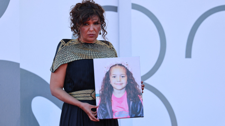 ফিলিস্তিনি শিশু হিন্দ রজবের ছবি হাতে পরিচালক কাউথার বেন হানিয়া। ছবি: রয়টার্স