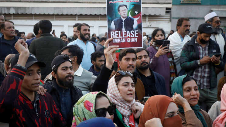 রাওয়ালপিন্ডিতে ইমরান খানের মুক্তির দাবিতে বিক্ষোভ। ছবি: রয়টার্স