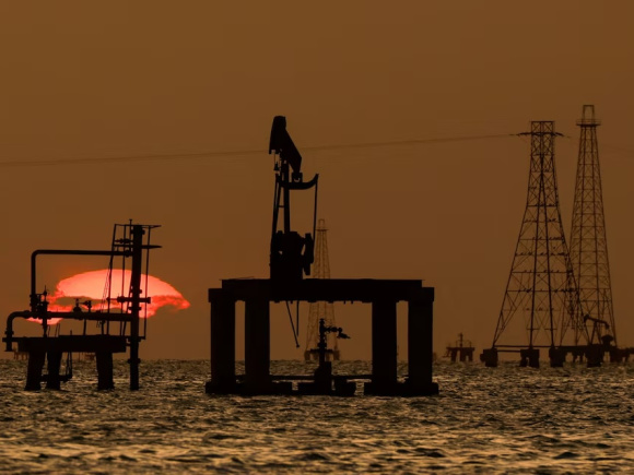 ভেনেজুয়েলায় তেল উত্তোলন। ছবি: রয়টার্স