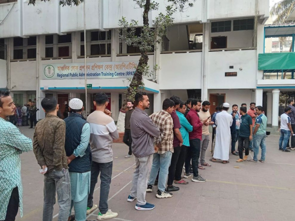 চট্টগ্রাম-১০ আসনের নারীদের এক কেন্দ্রে পুরুষ এজেন্ট নিয়ে বিতর্ক, ভোটগ্রহণে দেরি