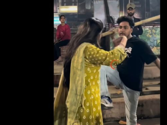 টিএসসিতে তরুণীকে হেনস্তা করা হয়। ছবি: ভিডিও থেকে নেওয়া