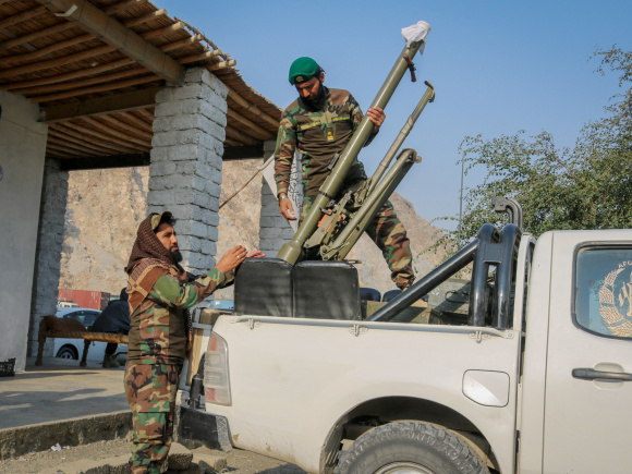 সীমান্ত এলাকায় রকেট প্রস্তুত করছেন তালেবান সেনারা। ছবি: রয়টার্স