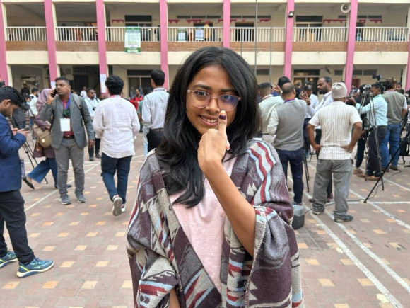 তাজিয়া খান ঢাকা-১৫ আসনে প্রথম ভোট দিয়েছেন। ছবি: স্টার 