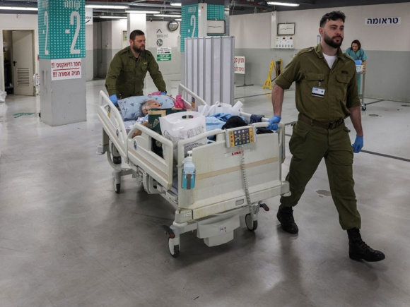 সাইরেনের শব্দ বেজে উঠার পর তেল আবিবের একটি হাসপাতাল থেকে রোগীদের নিরাপদ জায়গায় সরিয়ে নেওয়া হচ্ছে। ২৮ ফেব্রুয়ারি, ২০২৬। ছবি: এএফপি