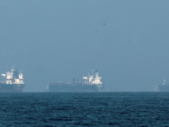 ফুজাইরাহ শহরের উপকূলে তেল ট্যাংকার। ছবি: এপি