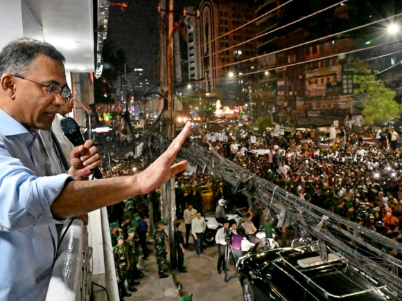 রাজধানীর নয়াপল্টনে বিএনপির কেন্দ্রীয় কার্যালয়ের ব্যালকনিতে দাঁড়িয়ে উপস্থিত নেতাকর্মীদের উদ্দেশে বক্তব্য দেন প্রধানমন্ত্রী ও বিএনপির চেয়ারম্যান তারেক রহমান। ২৮ মার্চছবি : পিএমও