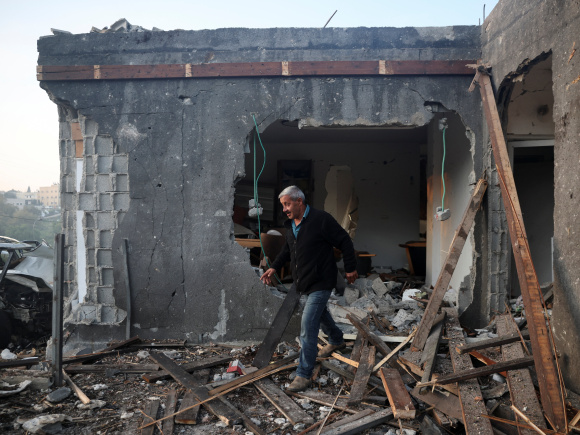 ইরানের ক্ষেপণাস্ত্র হামলায় ইসরায়েলের উত্তরাঞ্চলের এই বাড়িটি বিধ্বস্ত হয়। ছবি: রয়টার্স 