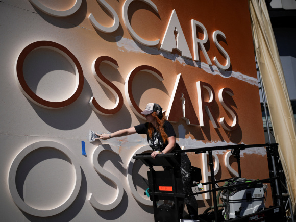  অ্যাকাডেমি অ্যাওয়ার্ডস (অস্কার) অনুষ্ঠানের শেষ মুহুর্তের কাজ চলছে লস অ্যাঞ্জেলসে। ছবি: রয়টার্স