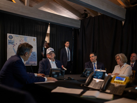 ইরানে সামরিক অভিযান চলাকালে এফবিআই পরিচালকের বক্তব্য শুনছেন মার্কিন প্রেসিডেন্ট ট্রাম্প। ছবি: রয়টার্স