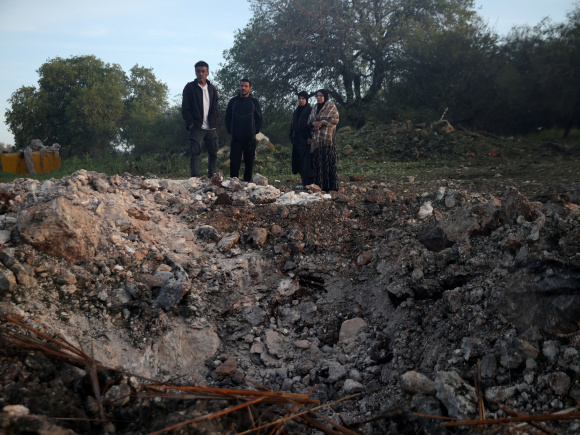 ইসরায়েলের জারজির শহরে ইরানের ক্ষেপণাস্ত্রের আঘাতে মাটিতে বড় গর্ত তৈরি হয়। ছবি: রয়টার্স