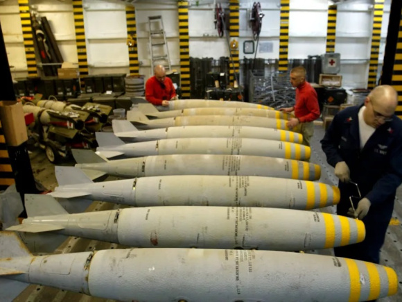 ইসরায়েলকে ২০ হাজার বোমা পাঠাচ্ছে যুক্তরাষ্ট্র। ছবি: আল জাজিরা