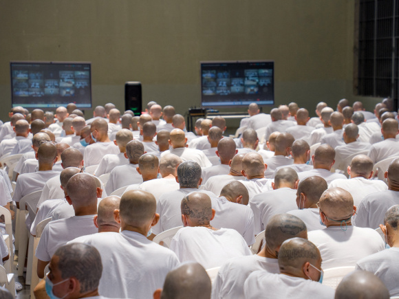 ভিডিও লিংকের মাধ্যমে কারাগার থেকে কয়েদীরা শুনানিতে অংশ নেন। ছবি: রয়টার্স