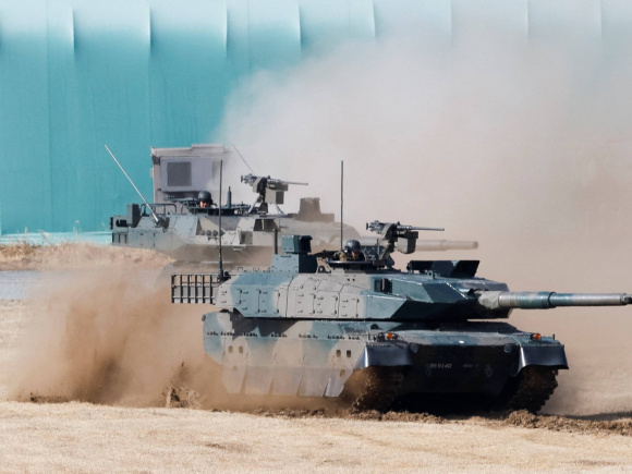 জাপানের অত্যাধুনিক টাইপ ১০ ট্যাংক। ফাইল ছবি: রয়টার্স