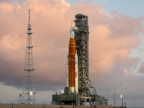 চন্দ্রাভিযানের জন্য প্রস্তুত আর্টেমিস। ছবি: রয়টার্স