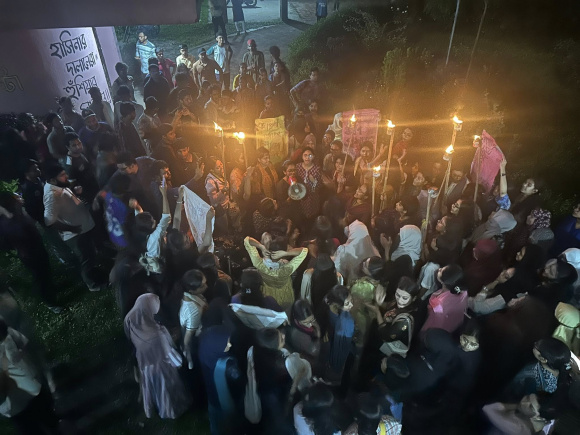 জাহাঙ্গীরনগর বিশ্ববিদ্যালয়ে শিক্ষার্থীদের বিক্ষোভ। ছবি: স্টার