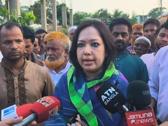 সাংবাদিকদের সঙ্গে কথা বলছেন রুমিন ফারহানার। ছবি: স্টার