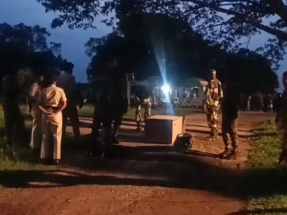  বিজিবি ও বিএসএফ সদস্যদের উপস্থিতিতে বাংলাদেশ পুলিশের কাছে মরদেহ হস্তান্তর করে ভারতীয় পুলিশ। ছবি: স্টার